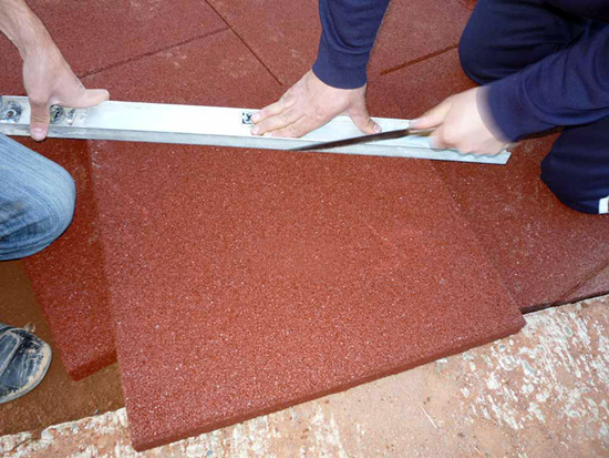монтаж резиновой плитки на бетонное основание
